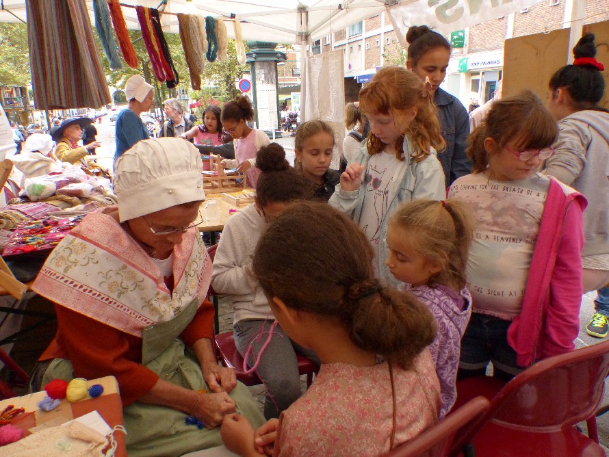 Affluence à la fabrication de poupées en laine